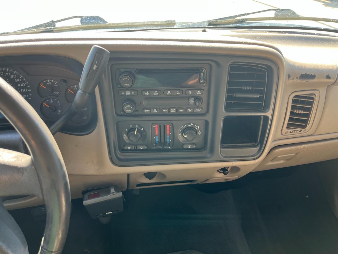 2004 white /gray Chevrolet Avalanche 1500 2WD (3GNEC12T84G) with an 5.3L V8 OHV 16V engine, 4-Speed Automatic Overdrive transmission, located at 14700 Tomball Parkway 249, Houston, TX, 77086, (281) 444-2200, 29.928619, -95.504074 - Photo#13